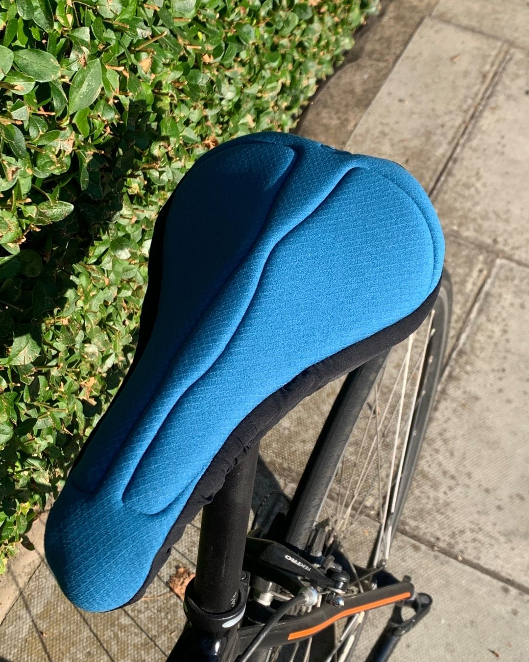 Cushioned-bike-seat-cover-for-road-bike