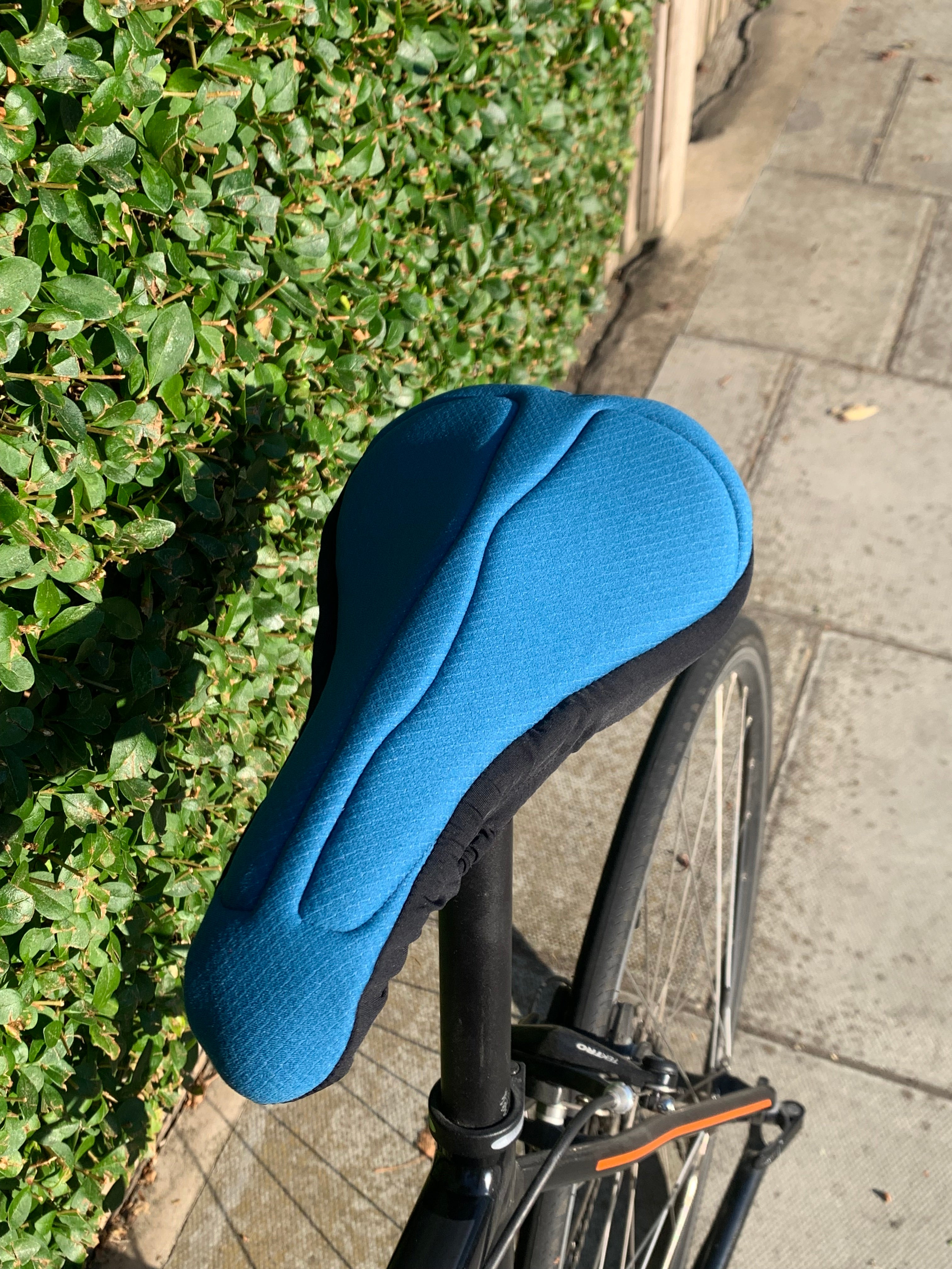 padded-blue-and-black-bike-seat-cover-for-road-bike